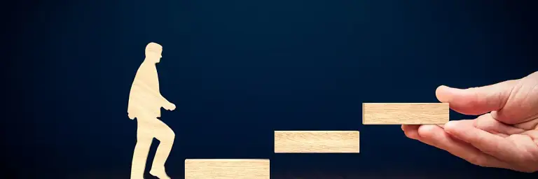 Henkilö, jolla on kädessään puupala.