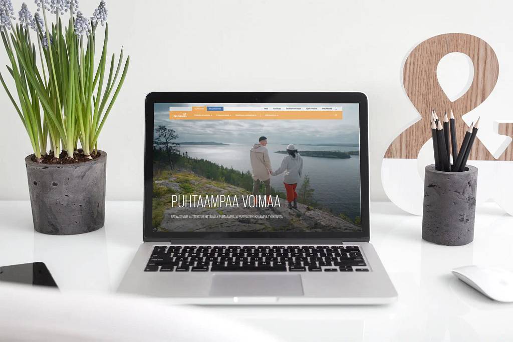 Kannettava tietokone valkoisen työpöydän päällä.